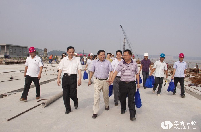 市委常委劉學(xué)甫深入華信交投項(xiàng)目工地“送清涼”eeeeeeeee.jpg